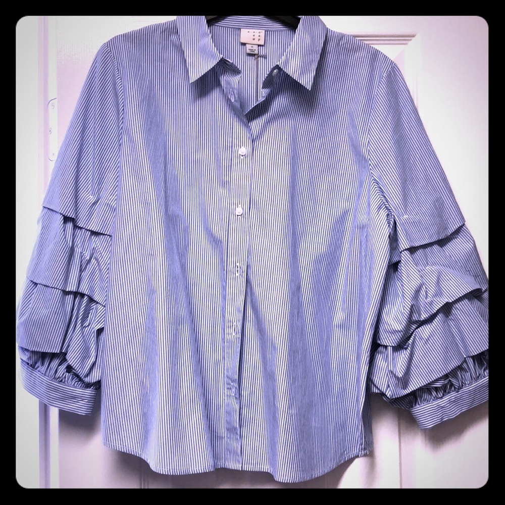 Adorable ruffle sleeve blouse